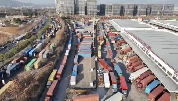 2024年民營(yíng)企業(yè)在我國外貿領(lǐng)域創(chuàng  )造“三個(gè)首次”